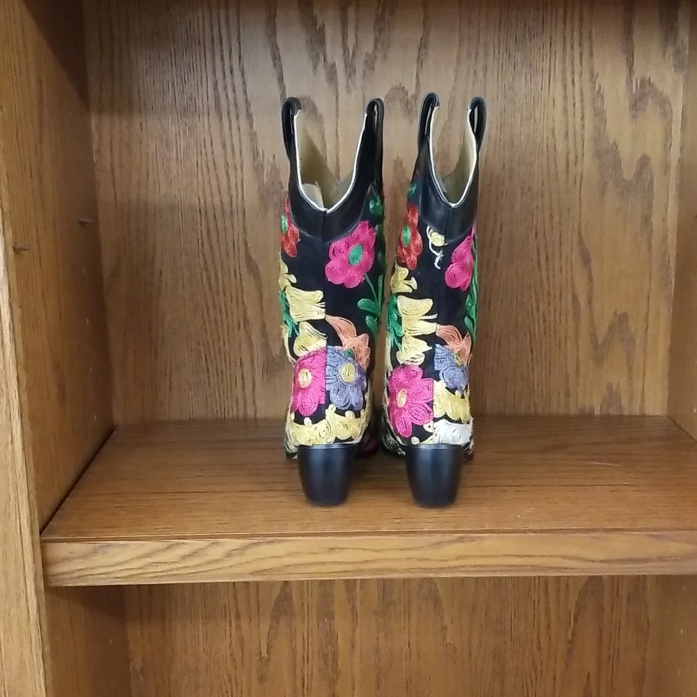 Boots - Picture 3 of 7